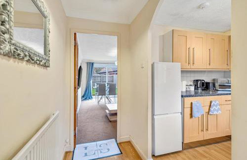 Modern Terraced House with Private Garden, Near Airport & MET Office - Foto 9