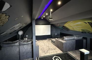 SK Stays Modern Luxury Home With Jacuzzi Bath & Cinema Room - Foto 1