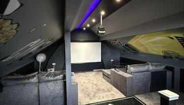 SK Stays Modern Luxury Home With Jacuzzi Bath & Cinema Room - Foto 1, Other
