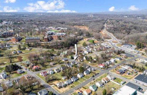 Quaint Cottage in heart of LYH - POOL with HOT TUB! - Foto 45