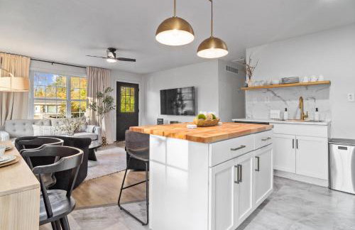 Game Room and Huge Yard with Fire Pit Yard Games and BBQ Near UE and Downtown - Foto 55