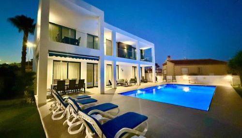 Luxury villa with large swimming pool and outdoor area - Foto 2
