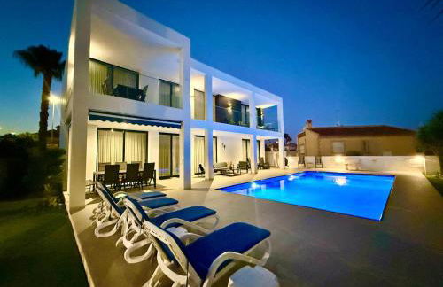 Luxury villa with large swimming pool and outdoor area - Foto 2