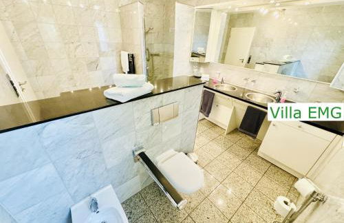 Ferienhaus Villa EMG Gelsenkirchen nah Essen Dortmund mit Pool und Garten für Familien Gruppen bis 21 Personen - Foto 16