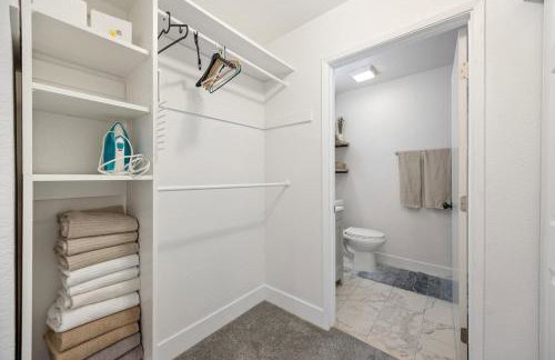 Modern Downtown Escape Sleeps 10 - Foto 4