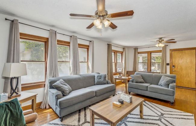 Cute Cozy and Cheerful 3 Bedroom House - Photo 14