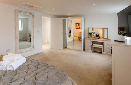 Luxe Detached 3 Bed Luxe House on Exclusive Private Estate Close to Coast Free Hot Tub Sleeps 6 Private Parking for 2 Cars - Photo 56