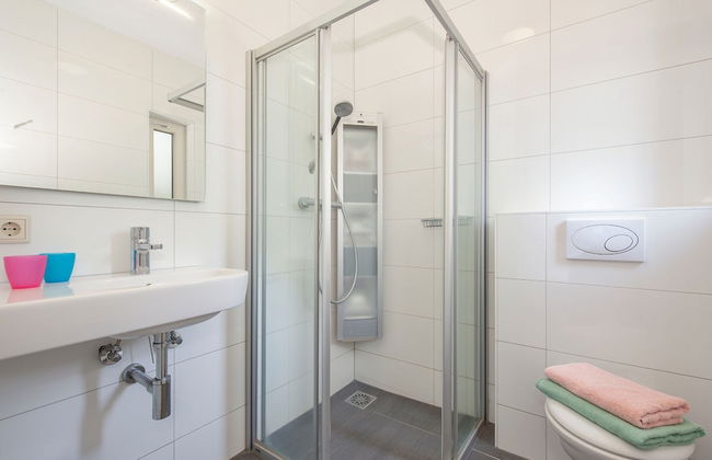 Modern Bungalow With Washer - Photo 8