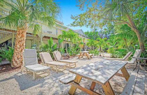 Newly remodeled 8-steps to sand path of Beach! Unit D - Foto 18