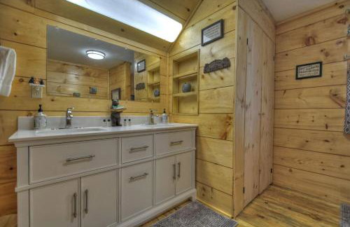 Bear Naked Hideaway - Relax in the hot tub with sounds from the nearby creek - Foto 24