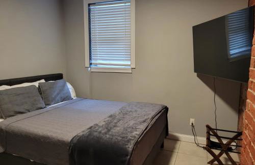 Spacious Industrial split level with a Balcony - Photo 10