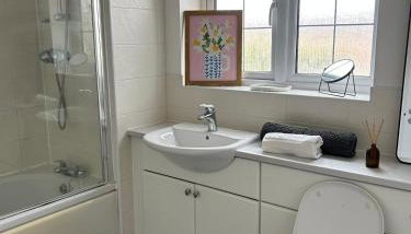 Beautiful 4-Bedroom Home for Groups & Families - Foto 4