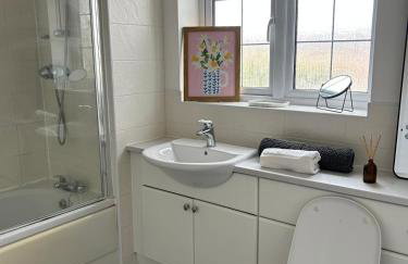 Beautiful 4-Bedroom Home for Groups & Families - Foto 4