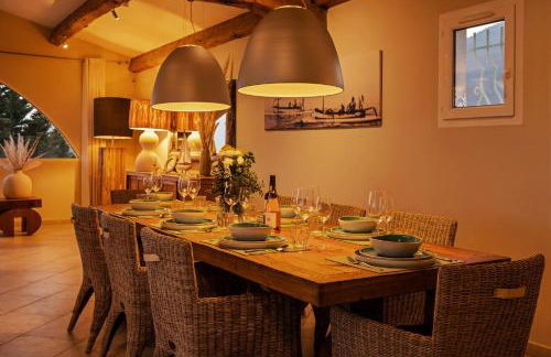 Villa La Genestière - Familienoase und Golfertraum mit Infinity-Pool und 180-Grad-Panoramablick bis zum Meer - Foto 27