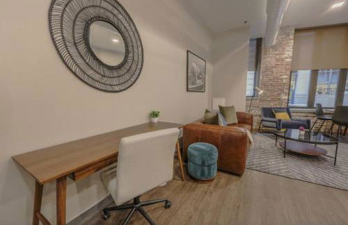 Classic and Chic Apartment 1 Bedroom - Photo 5