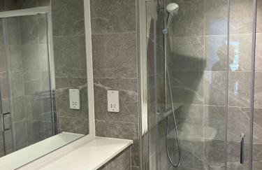 Joyful Group - Stylish 2 Bedroom Duplex with Sofa Bed in Salford M5 - Foto 7