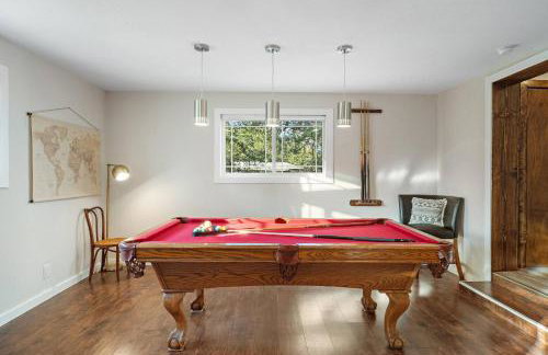 6-min walk to Lake - Home w/Fire-Pit & Pool Table - Foto 6