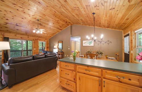 Peaceful Smoky Mountain Cabin with Deck and Fire Pit! - Foto 9