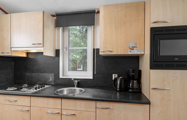 Cosy Chalet With Combi-microwave, Next to a Nature Reserve - Photo 4