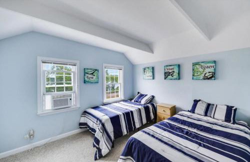 Family Lakeside Escape with Private Beach and Calm Waters - Foto 4