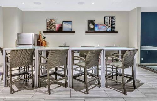 Beautiful Apt in Downtown W/ Pool | Parking - Foto 34