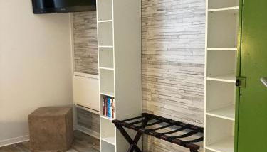 Living at Saarpartments -AdultsOnly- 2 Bedrooms, Kitchen - Business & Holiday Apartments for Long- and Short term Stay, 3 min to Train Station, Secure E-Bike Parking! - Foto 5, furniture, towels, wardrobe