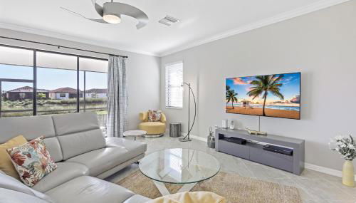 Modern waterfront home in Artesia with pool/gym - Photo 4