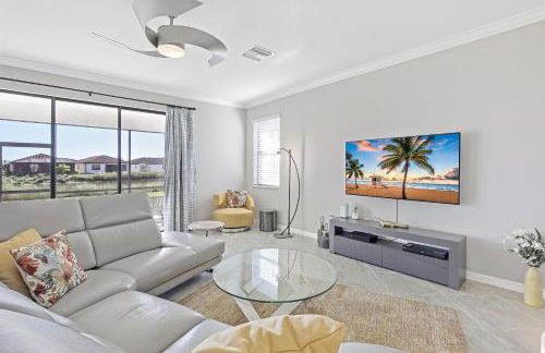 Modern waterfront home in Artesia with pool/gym - Photo 4