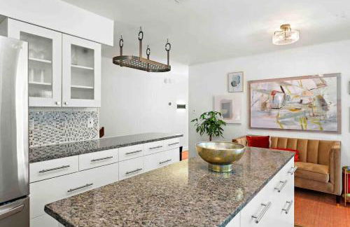 Art Deco Gem-King Suite-Hot Tub-Outdoor Fire Place - Foto 9