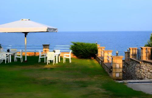 Alexandros Beachfront Apartments near Petalidi with Private Sunbeds & Sea View - Foto 1