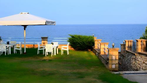 Alexandros Beachfront Apartments near Petalidi with Private Sunbeds & Sea View - Foto 1