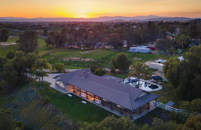 Temecula Wine Country Home w/ Pool, Hot Tub, Game Room & Vineyard Views - Foto 1