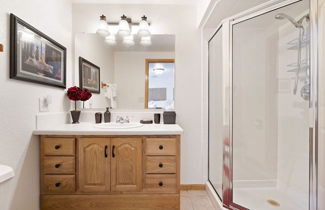 Parkside Gardens | Shady Private Yard W/ Hot Tub! - Foto 16