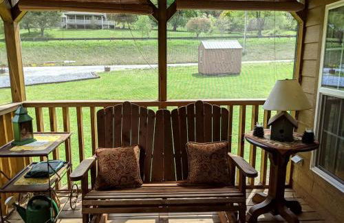 Rustic Cabin Rental near Asheville Perfect for a Weekend Getaway on Tuckasegee River - Foto 6