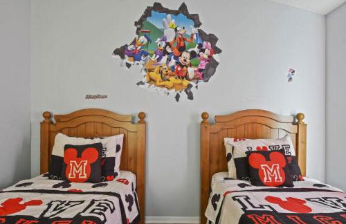 Themed 4BR house pool game room 10 min Disney - Photo 22