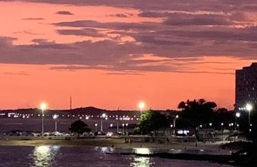 Apartamento Pé na Areia e águas tranquilas no centro de Guarapari - Foto 27