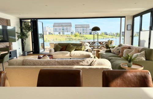 Still Waters - Luxury Lakeside Retreat with Hot Tub - Photo 7