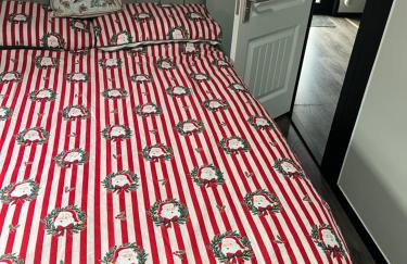 Sunset Retreat Cabin, Private Hot Tub with Mini Cinema Projector & Garden views - Foto 7