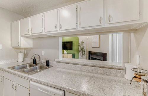 Stylish City Getaway 2B - Sleeps 6 - Pool, Prkg - Foto 23