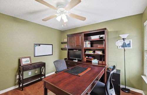 DFW Getaway - 4 Bedrooms Pool Oasis Media Room - Photo 34