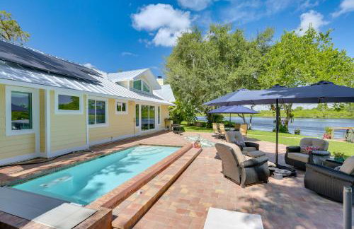 Pool & Hot Tub Access: Riverfront Florida Studio - Photo 17