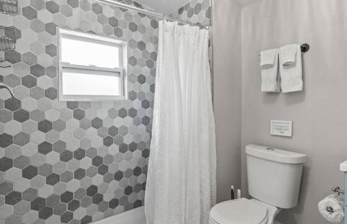 BeeKeeper's Inn - Beautifully Renovated 1929 Bungalow with 2 Bedrooms on Brick Street near Tampa's Attractions - Foto 30