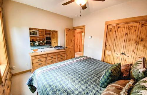 Secluded Log Cabin with Views & Hot Tub, Foosball, Wood Stove - Heavenly Homestead - Foto 32