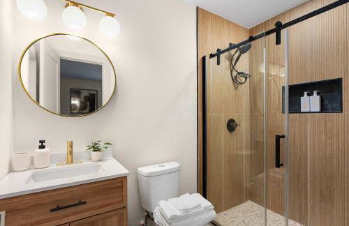 Luxury Zilker Home Pool Hot Tub and 2 Kitchens - Photo 55