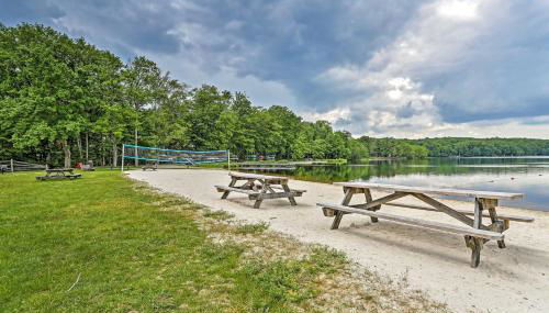 Pocono Mountain Home with 3 Community Lakes! - Foto 3