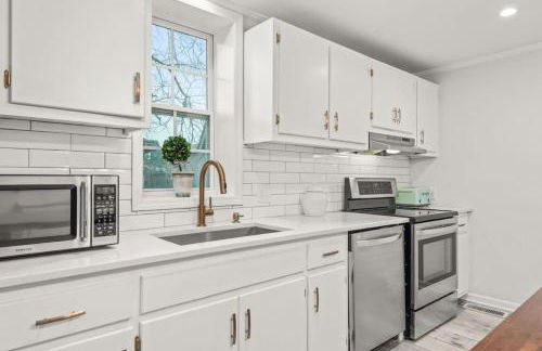 Stone Cottage 3 Bedroom Getaway - Stroll to DT Franklin - Historic Blakely House - Foto 9