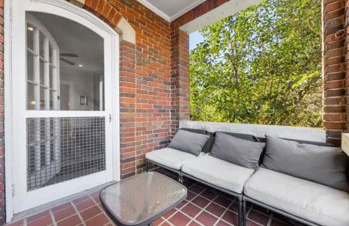 Retro 1BR in Elizabeth with Porch & Eclectic Design - Foto 19