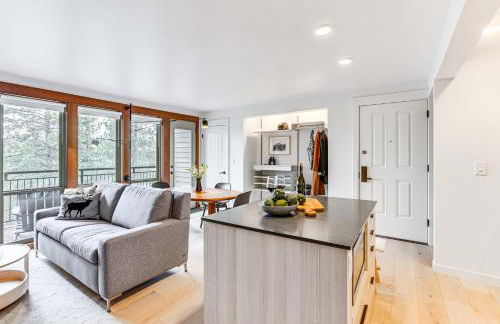 Chic Bend Condo with Fireplace and Forest Views! - Foto 7