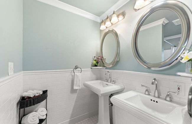 Renton Lakeside Oasis, Lakeview, 4B 2.5B, Spacious - Photo 12