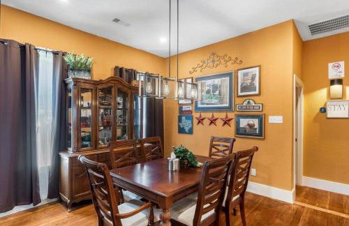 Stockyards-3/4 mile away!-Sleeps 8-Americana House - Foto 26